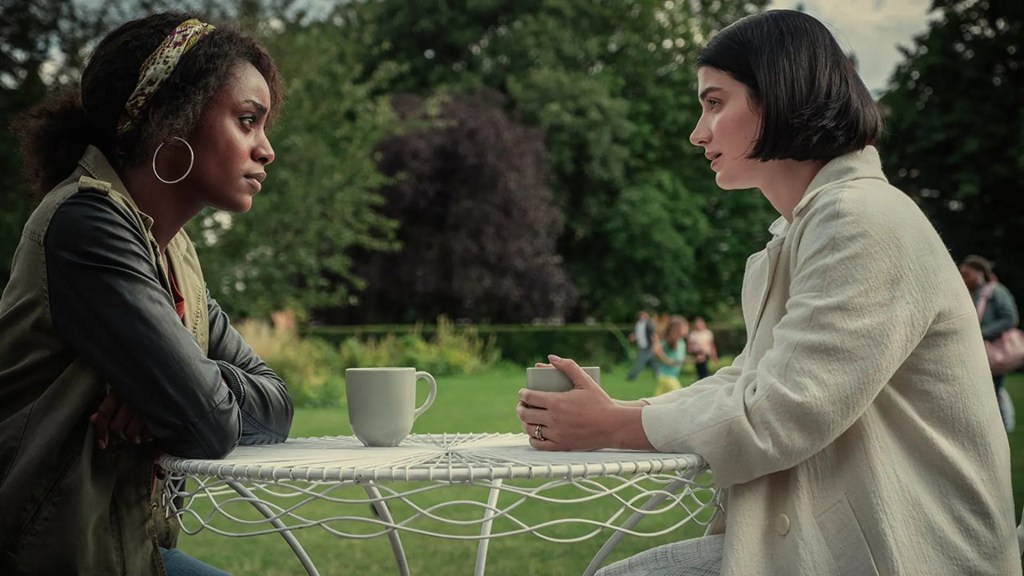 아델과 우정을 쌓는 루이즈